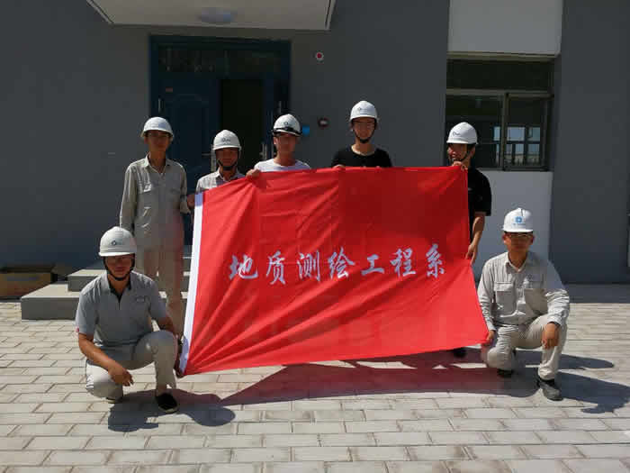 地测系暑期社会实践团在运城市光伏技术领跑基地.jpg 地测系暑期社会实践团在运城市光伏技术领跑基地.jpg