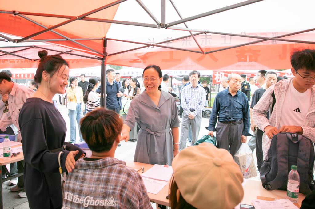 热情迎新生 护航启新程——我校领导走访迎新现场