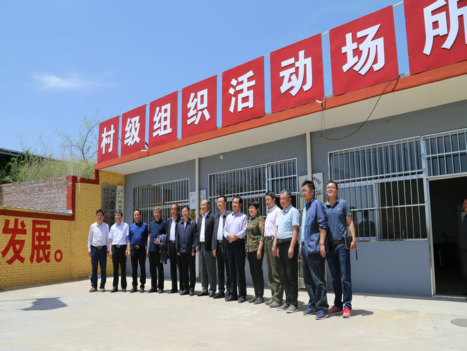3学院领导与禹家梁村两委合影.jpg