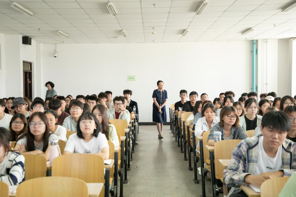 校领导带队检查新学期开学工作