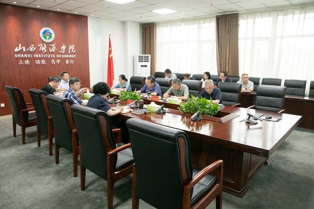 校党委理论学习中心组召开2025年第七次学习会议